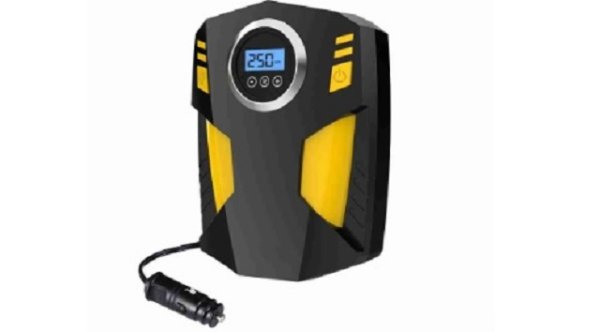 Преносимият компресор е яка джаджа, която да поставите под елхата. Това ви позволява да напомпате гума удобно и сравнително бързо, като зададете желаното налягане с подходящите интерфейси (аналогови или цифрови в зависимост от модела). 

Теглото и размерите ги прави много практични за използване. Цените варират от 50 до 120 лева. Зависи от мощността на компресора, което естествено се изразява в повече или по-малко кратко време за напомпване. Заложете на по-голямата мощност, че някои слаби компресори могат да ви изпилят нервите.  